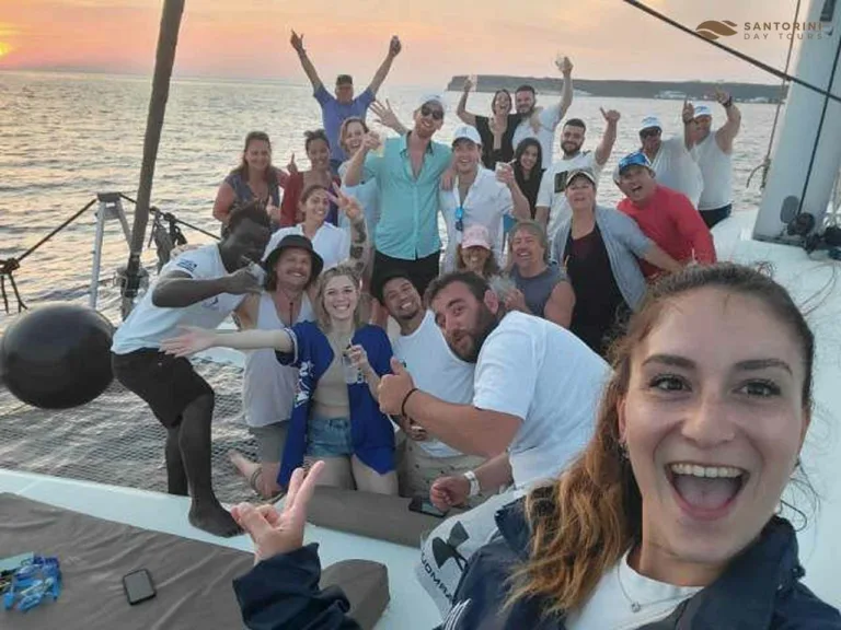 Santorini Sunset Cruise with Catamaran and Greek Dinner