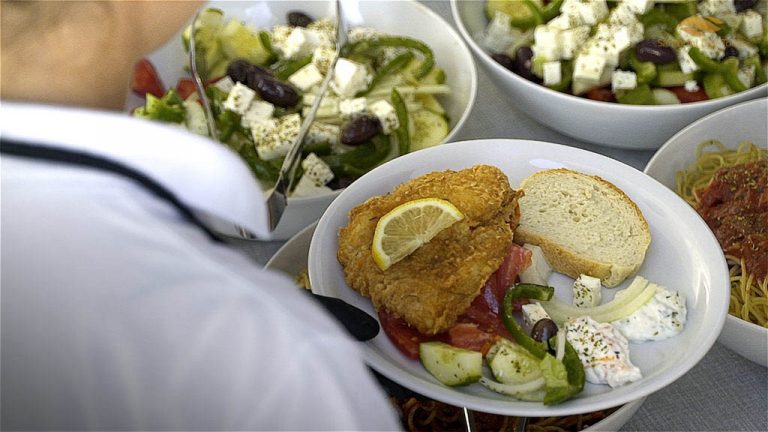 Santorini Sunset Cruise with Catamaran and Greek Dinner