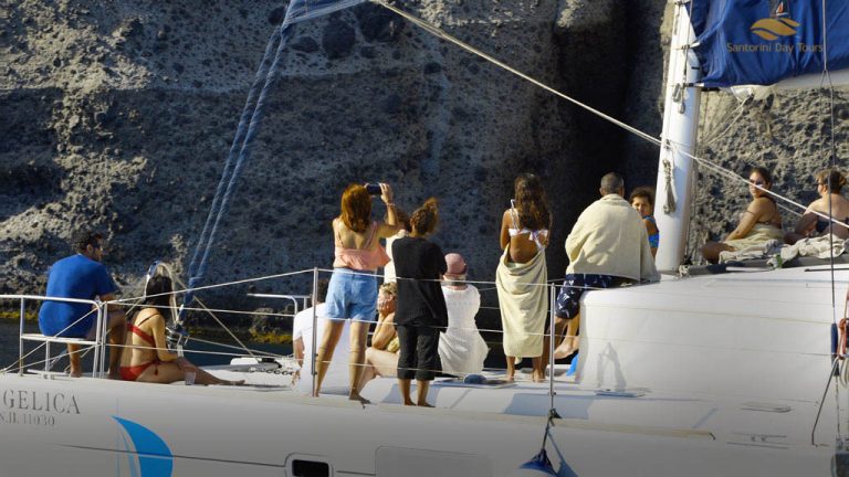 Santorini Sunset Cruise with Catamaran and Greek Dinner