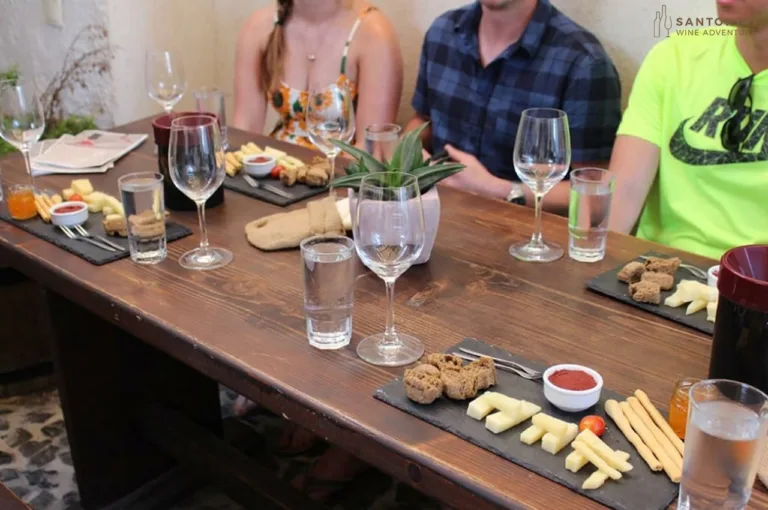 Private Tour: 5-Hour Private Santorini Wine Tour with Meal