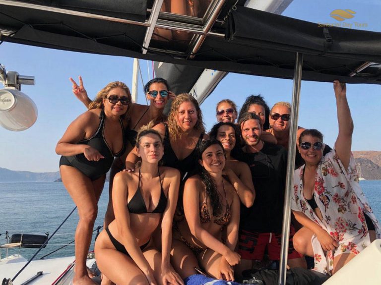 Santorini Sunset Cruise with Catamaran and Greek Dinner