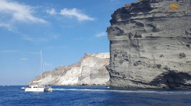 Santorini Sunset Cruise with Catamaran and Greek Dinner