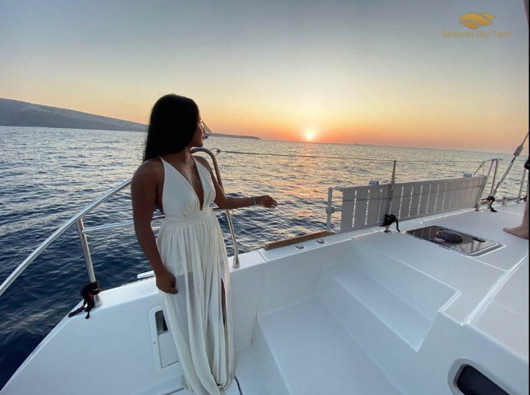 Santorini Sunset Cruise with Catamaran and Greek Dinner